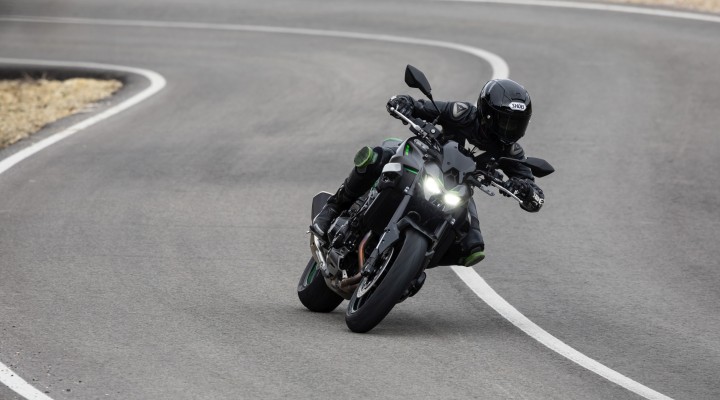 06 Kawasaki Z900 2025 serpentyny z