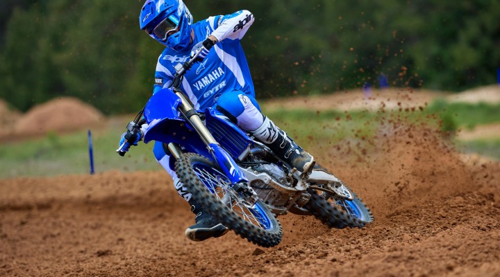 2026 Yamaha YZ450F EU Icon Blue Action 003 03 z