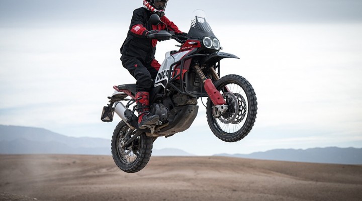 MY24 DUCATI DESERTXRALLY ACTION 83 UC592917 Low z