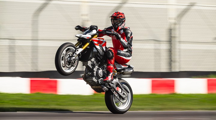 MY26 HYPERMOTARD V2S DYNAMIC 18 UC874055 Low z