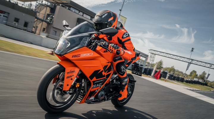 485525 MY23 KTM RC 390 1 PCS LEATHER SUIT Action EU Global z