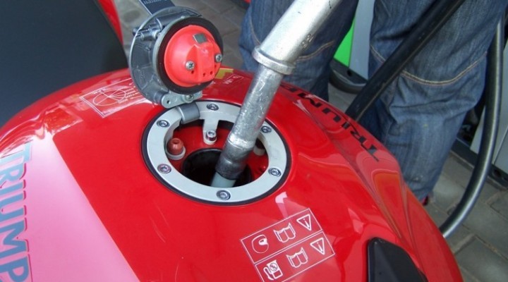 tankowanie motocykla z z