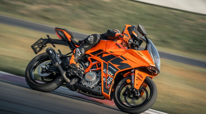 485509 MY23 KTM RC 390 1 PCS LEATHER SUIT Action EU Global z