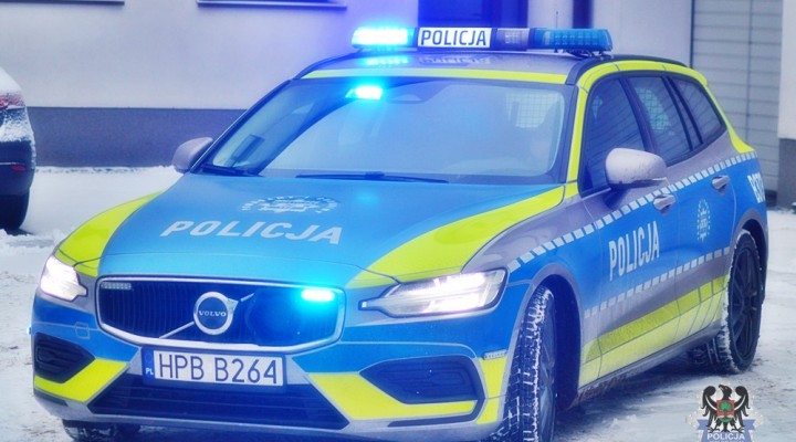 volvo v60 policja 01 z