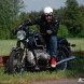 Czarny BMW R90 6 i jego wlasciciel