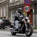 Suzuki Intruder M800 jazda w miescie prawy przod