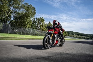 MY20 DUCATI STREETFIGHTER V4 S AMBIENCE 17 UC101637 Mid