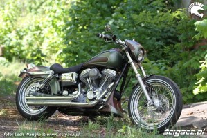 12 Harley Davidson Dyna Super Glide Custom bok
