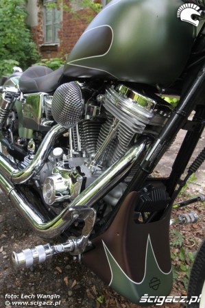 33 Harley Davidson Dyna Super Glide Custom z bliska