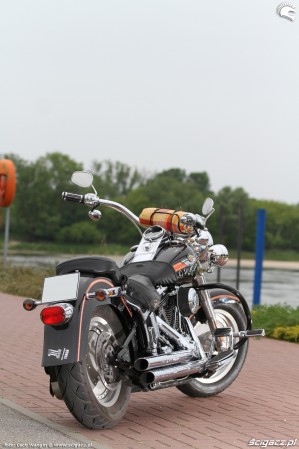 24 Harley Davidson Fat Bob Kazik postoj