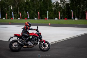 03 Testy prasowe Ducati Monster 2021
