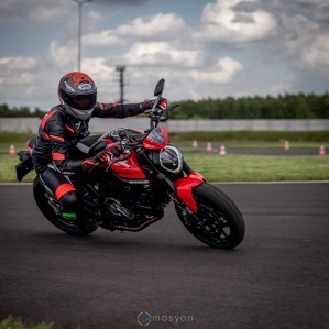 17 Testy prasowe Ducati Monster 2021