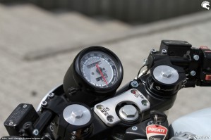 26 Ducati Monster 600 wersji custom zegar