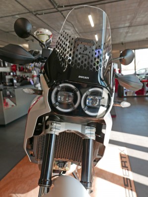 13 Ducati DesertX reflektor