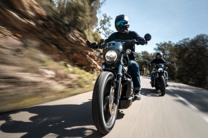 01 Harley Davidson Nightster 2022 jazda w grupie