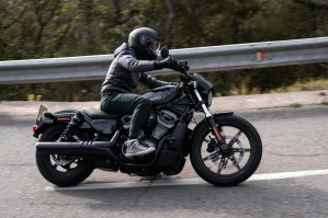 09 Harley Davidson Nightster 2022 czarny w akcji