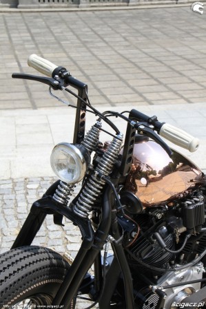 44 Harley Davidson Knucklehead custom z przodu