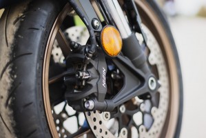 19 Honda CB 650R zacisk hamulcowy kolo przod