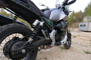 11 Moto Guzzi V85 TT 2022 zawieszenie