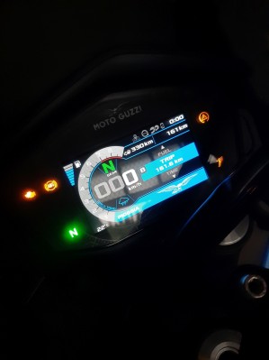 17 Moto Guzzi V85 TT 2022 zegary