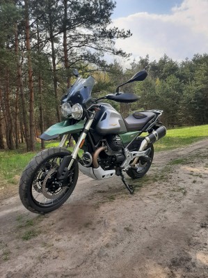 23 Moto Guzzi V85 TT w lesie