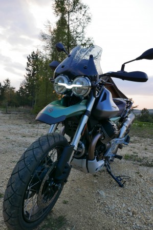 25 Moto Guzzi V85 TT 2022 reflektor
