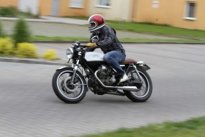 03 Moto Guzzi V35 Imola Cafe Racer jazda