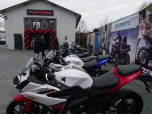 17 motocykle przed salonem Promotocykle pl Nowy Targ