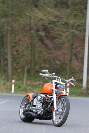 24 Harley Davidson Softail custom z przodu
