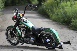 13 Harley Davidson Softail Springer custom w lesie