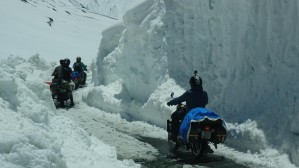 09 Motocykle w Himalajach tunele sniezne