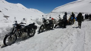 11 Motocykle w Himalajach snieg