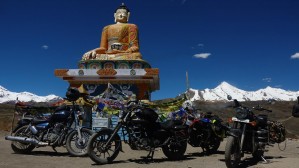 30 Motocykle w Himalajach Budda