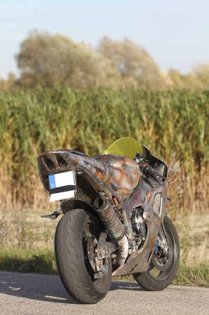 27 Yamaha R1 Rat Bike Custom z tylu