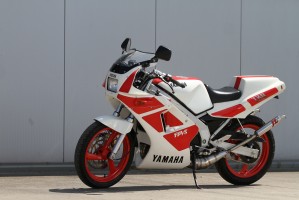 04 Yamaha TZR 250 lewy bok