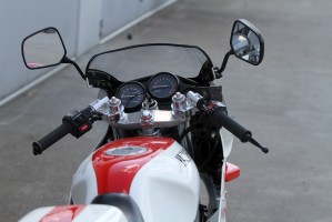 14 Yamaha TZR 250 kokpit