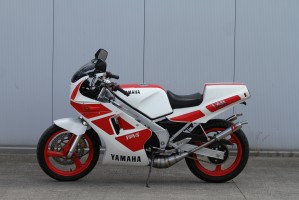 18 Yamaha TZR 250 1990