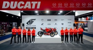 5 Zespol wyscigowy Ducati targi