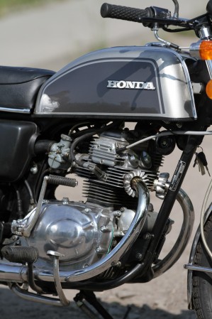 26 Honda CB 125 z bliska