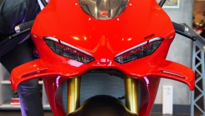 Ducati Panigale V4S model 2025 nowe przednie swiatla