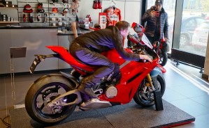 Ducati Panigale V4S model 2025 pozycja