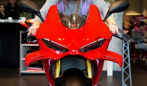 Ducati Panigale V4S model 2025 swiatla z przodu