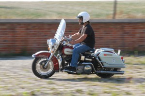 05 Harley Davidson FLH Shovelhead na drodze