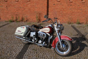 12 Harley Davidson FLH Shovelhead na parkingu