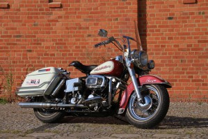 31 Harley Davidson FLH Shovelhead z prawej strony