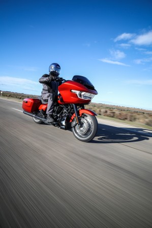 23 Harley Davidson Road Glide 2024 red