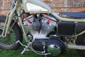 16 Harley Davidson Retro Garage Sportster silnik