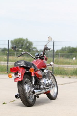 21 Honda CB 750 A Hondamatic z tylu