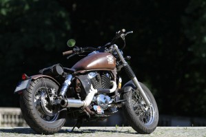 28 Honda VT 1100 Bobber polprofil tyl