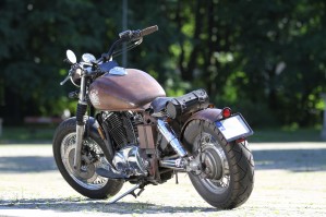 34 Honda VT 1100 Bobber od tylu